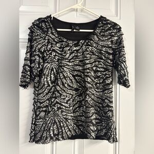 New Directions Black and White Textured Short Sleeve Top✨